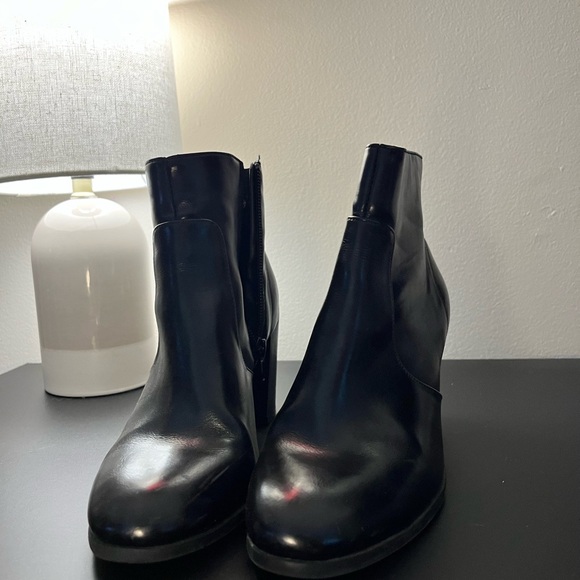 ✨Classy Booties✨ Size 5.5 - Picture 4 of 4